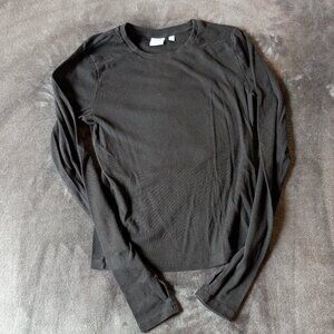 Aritzia TNA HomeStretch Crew Thumbhole Longsleeve in Black
